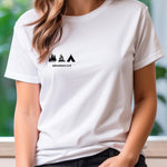 Lade das Bild in den Galerie-Viewer, Personalisiertes Familie Camping T-Shirt – 3 Camping-Motive und Wunschtext – Geschenk für Camper, Zeltlager, Festival, Wanderer, Abenteuer. Dieses personalisiertes Camping T-Shirt ist das perfekte Geschenk für alle, die Natur, Abenteuer und gemütliche Abende am Lagerfeuer lieben. Das individuelle Design mit drei frei wählbaren Camping-Motiven – zum Beispiel Wanderschuhe, Rucksack, Zelt, Lagerfeuer oder Campingbus

