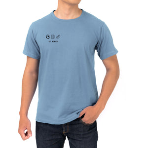 Fußball T-Shirt | Fußball, Bier und Stadionwurst. Dieses personalisierte T-Shirt ist das perfekte Geschenk für alle, die Fußball, gutes Essen und ein kühles Bier lieben. Das Design mit „Est. MMXXIII“ in römischen Zahlen macht es zu einem echten Statement-Piece.
Ob als Geschenk für Familie oder Freunde, zum Geburtstag, zu Weihnachten oder einfach so – dieses T-Shirt bringt Spaß, Persönlichkeit und gute Laune in jeden Anlass. Ein echter Hingucker für Stadion, Grillabend oder gesellige Runden.