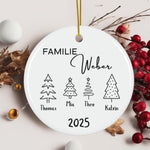Lade das Bild in den Galerie-Viewer, Ein Weihnachtsanhänger, der so einzigartig ist wie deine Familie! Gestalte Namen, Bäume und Texte nach Wunsch. Ob als Geschenk für Eltern, Großeltern oder beste Freunde – dieser Christbaumschmuck ist eine bleibende Erinnerung und sorgt garantiert für Freude.
