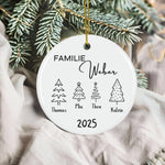 Lade das Bild in den Galerie-Viewer, Personalisiertes Familien Weihnachtsornament aus Keramik – Christbaumschmuck mit Namen &amp; individueller Gravur – Geschenkidee Weihnachten. Schon an die Weihnachtsdekoration gedacht? Dieses personalisierte Keramik-Ornament wird ganz nach deinen Wünschen gestaltet: Du kannst aus verschiedenen Tannenbäumen wählen und alle Texte – wie Namen oder Familienbezeichnungen – individuell anpassen. So entsteht ein einzigartiger Christbaumschmuck, der perfekt zu deiner Familie passt.
