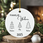 Lade das Bild in den Galerie-Viewer, Dieses Keramik-Ornament vereint Tradition und Individualität. Gestalte es mit den Namen deiner Liebsten und wähle passende Motive. Ein langlebiger Schmuck für Weihnachtsbaum, Fenster oder Tür – jedes Jahr wieder ein echtes Highlight und Erinnerungsstück.
