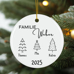 Lade das Bild in den Galerie-Viewer, Personalisiere dein Weihnachtsornament nach deinen Vorstellungen: Ob Familiennamen, einzelne Namen oder besondere Botschaften – alles ist möglich. Die hochwertige Keramik macht das Ornament langlebig und zu einem besonderen Blickfang am Baum oder an der Eingangstür.
