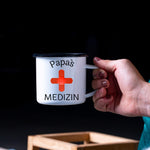 Lade das Bild in den Galerie-Viewer, Emaille Tasse| Becher| Papa&#39;s Medizin| Camping| Geschenk für Väter - GlamourDesign
