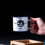 Lade das Bild in den Galerie-Viewer, Emaille Tasse| Becher| Reisefreunde| Camping Motiv| personalisierbar mit bis zu 8 Namen - GlamourDesign
