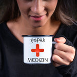 Lade das Bild in den Galerie-Viewer, Emaille Tasse| Becher| Papa&#39;s Medizin| Camping| Geschenk für Väter - GlamourDesign
