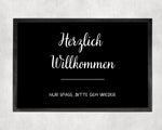 Lade das Bild in den Galerie-Viewer, Fußmatte | Herzlich Willkommen | lustiger Spruch| rutschfest mit Rand| schwarz - GlamourDesign
