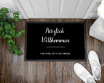 Lade das Bild in den Galerie-Viewer, Fußmatte | Herzlich Willkommen | lustiger Spruch| rutschfest mit Rand| schwarz - GlamourDesign
