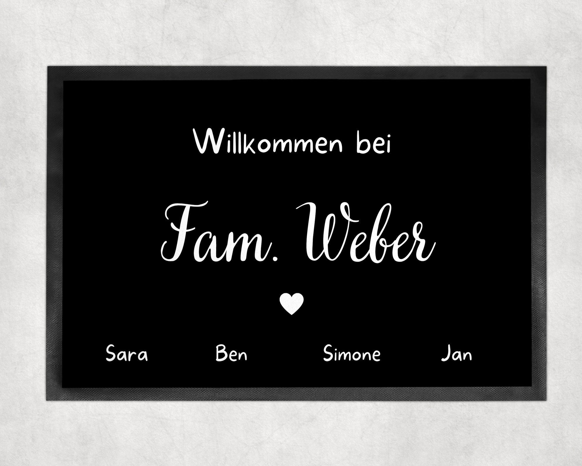 Fußmatte | personalisierbar mit Familien-&Vornamen| bis zu 7 Vornamen| Schwarze Matte schlicht mit weißer Schrift - GlamourDesign