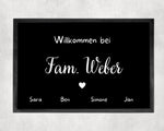 Lade das Bild in den Galerie-Viewer, Fußmatte | personalisierbar mit Familien-&amp;Vornamen| bis zu 7 Vornamen| Schwarze Matte schlicht mit weißer Schrift - GlamourDesign
