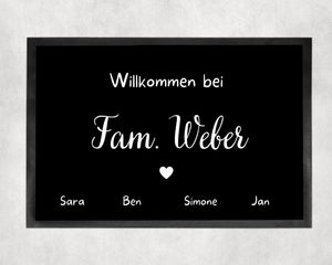 Fußmatte | personalisierbar mit Familien-&Vornamen| bis zu 7 Vornamen| Schwarze Matte schlicht mit weißer Schrift - GlamourDesign