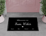 Lade das Bild in den Galerie-Viewer, Fußmatte | personalisierbar mit Familien-&amp;Vornamen| bis zu 7 Vornamen| Schwarze Matte schlicht mit weißer Schrift - GlamourDesign
