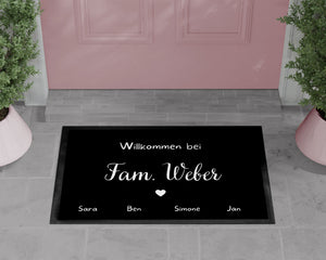 Fußmatte | personalisierbar mit Familien-&Vornamen| bis zu 7 Vornamen| Schwarze Matte schlicht mit weißer Schrift - GlamourDesign