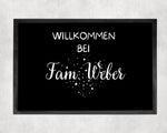 Lade das Bild in den Galerie-Viewer, Fußmatte | personalisierbar mit Familiennamen| Willkommen bei| Herzen - GlamourDesign
