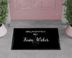 Lade das Bild in den Galerie-Viewer, Fußmatte | personalisierbar mit Familiennamen| Willkommen bei| Herzen - GlamourDesign
