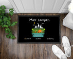 Lade das Bild in den Galerie-Viewer, Fußmatte | Hier campen| personalisierbar mit Vornamen| verschiedene Farben| bis zu 7 Vornamen| Matte für Camper - GlamourDesign
