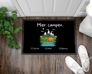 Fußmatte | Hier campen| personalisierbar mit Vornamen| verschiedene Farben| bis zu 7 Vornamen| Matte für Camper - GlamourDesign