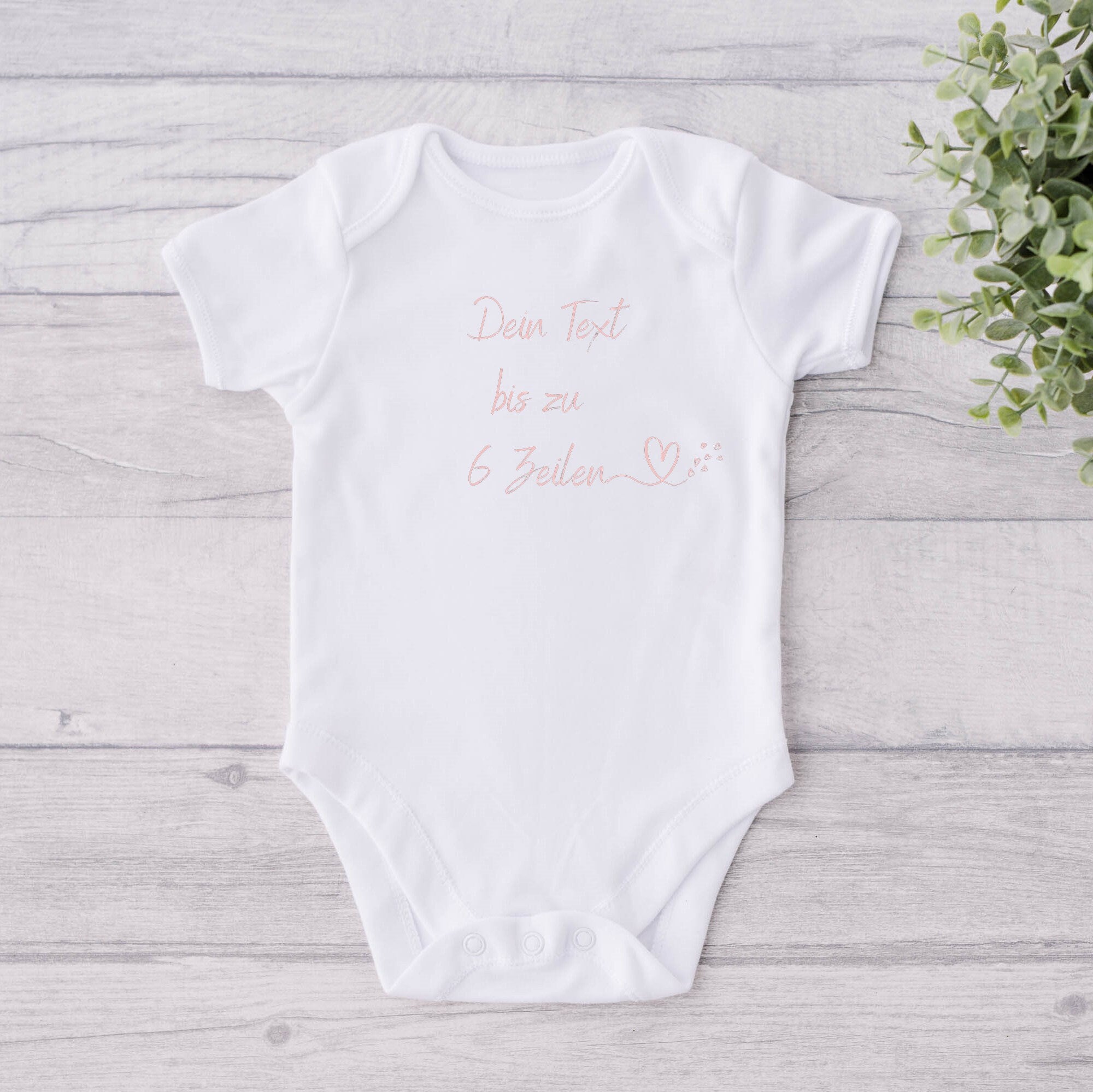 Personalisierter Baby Body | Body mit Wunschtext | Geschenk zur Geburt | Herz - GlamourDesign