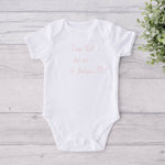 Lade das Bild in den Galerie-Viewer, Personalisierter Baby Body | Body mit Wunschtext | Geschenk zur Geburt | Herz - GlamourDesign
