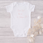 Lade das Bild in den Galerie-Viewer, Personalisierter Baby Body | Body mit Wunschtext | Geschenk zur Geburt | Herz - GlamourDesign
