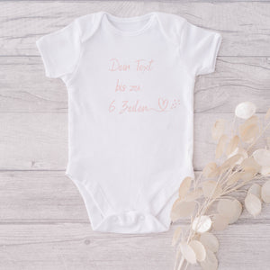 Personalisierter Baby Body | Body mit Wunschtext | Geschenk zur Geburt | Herz - GlamourDesign
