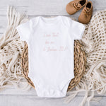Lade das Bild in den Galerie-Viewer, Personalisierter Baby Body | Body mit Wunschtext | Geschenk zur Geburt | Herz - GlamourDesign
