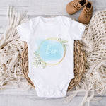 Lade das Bild in den Galerie-Viewer, Baby Body mit Namen | Geschenk zur Geburt | Junge | Boho | personalisierbar - GlamourDesign

