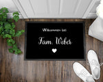 Lade das Bild in den Galerie-Viewer, Fußmatte | personalisierbar mit Familiennamen| Willkommen bei| Herz- Edition| wundervolle Begrüßung vor der Haustür - GlamourDesign
