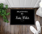Lade das Bild in den Galerie-Viewer, Fußmatte | personalisierbar mit Familiennamen| Willkommen bei| Herzen - GlamourDesign
